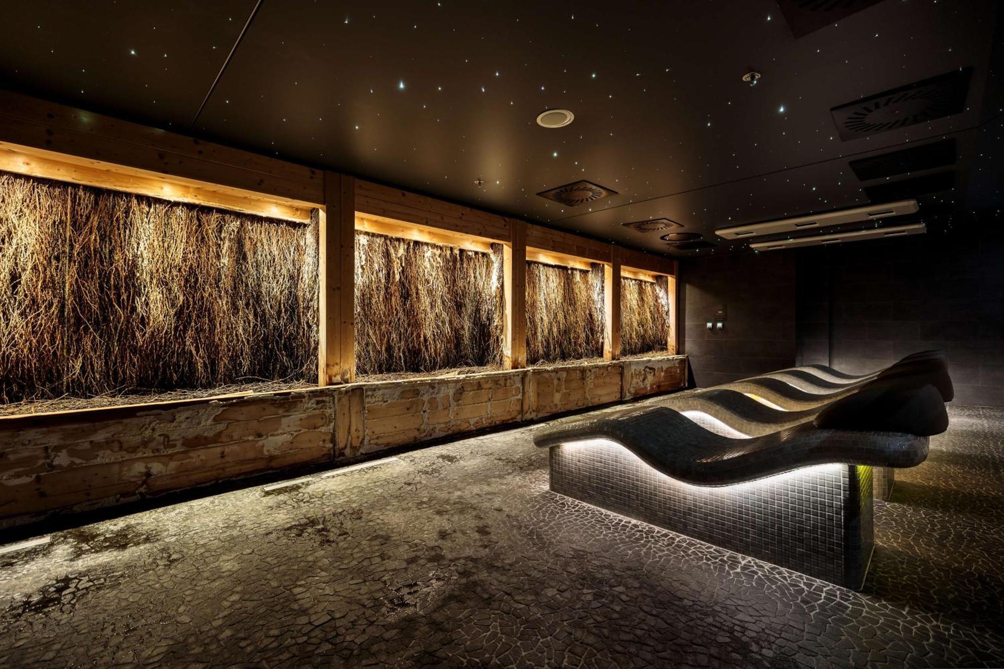 斯维诺乌伊希切丽笙布鲁酒店 外观 照片 The photo depicts a modern, serene spa or relaxation space. It features several wooden-framed windows that showcase natural elements, possibly dried grass or plants, creating a calming atmosphere. The walls are dark, and the ceiling may have lights r
